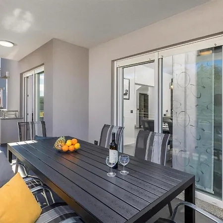 Дом отдыха Gorgeous In With Sauna Пула